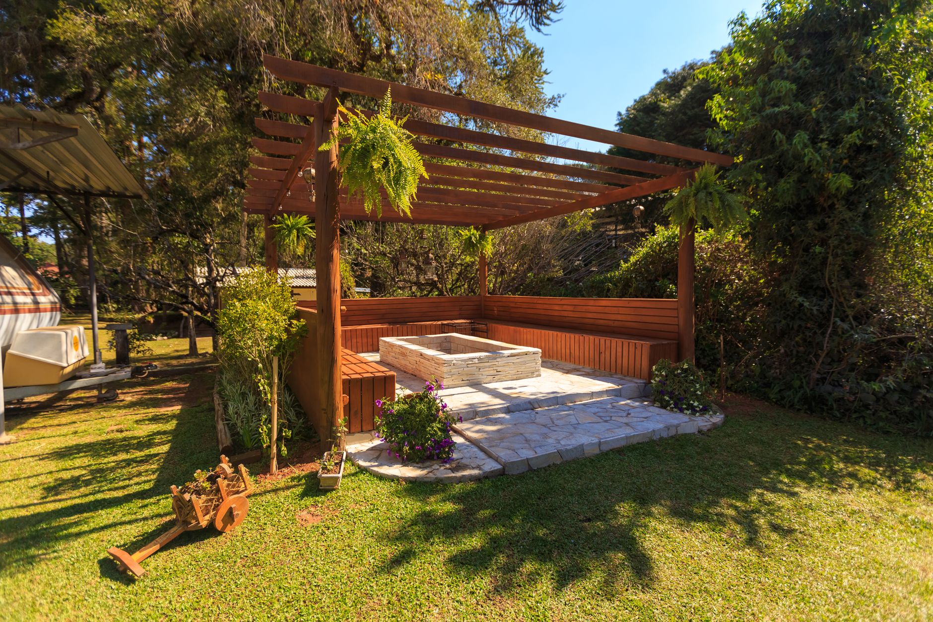 Pergola in zunanja kuhinja na terasi